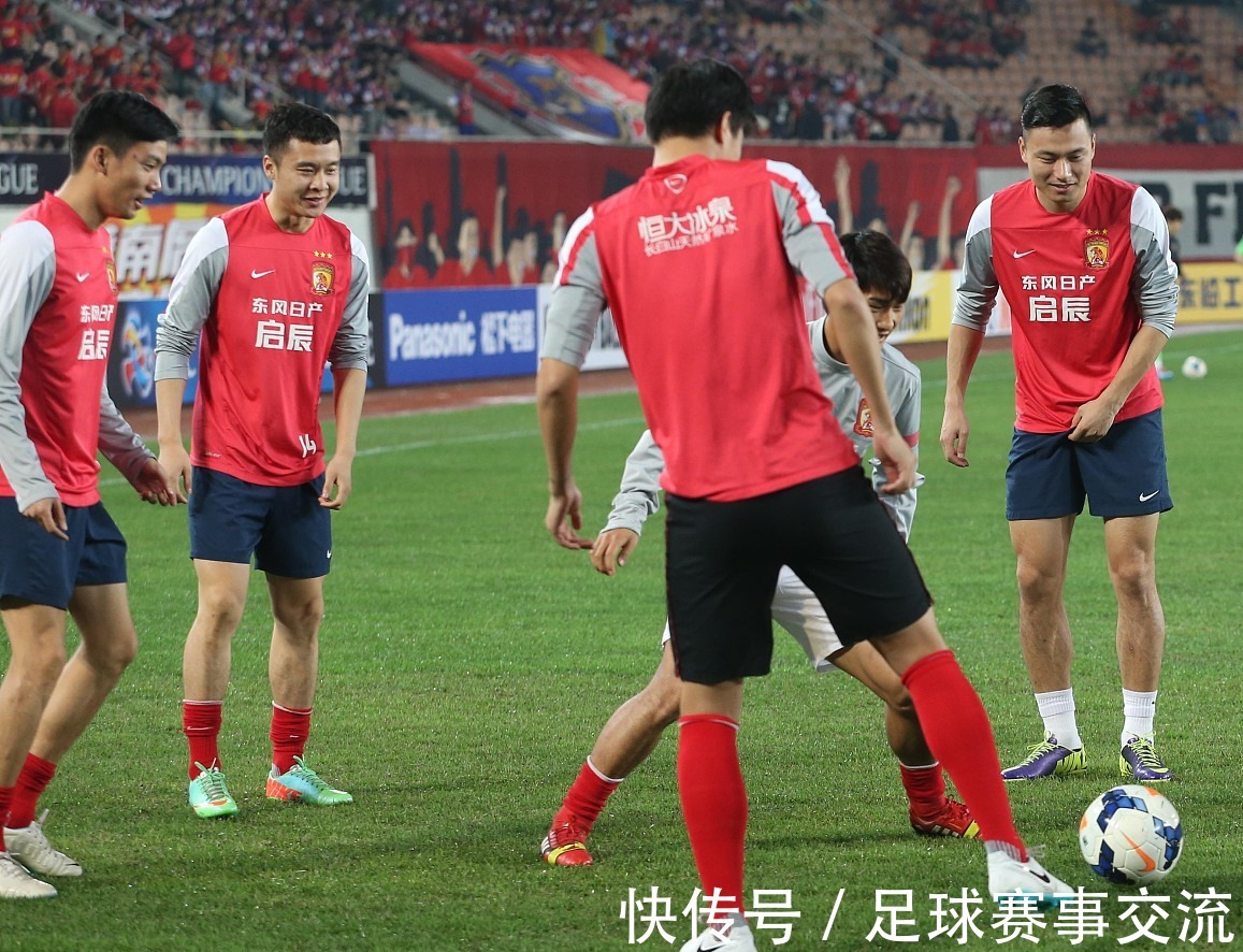 英超-阿斯顿维拉2-1力克曼联，罗杰斯双响库尼亚破门难救主（英超：阿斯顿维拉2-1曼联，罗杰斯梅开二度，库尼亚进球难救主）