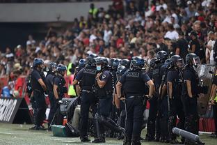 英超半场：两队合计零射正，琼斯远射中框，利兹联0-0利物浦