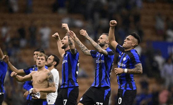 B席：上赛季的表现并不如愿，新赛季我们想提升自己争夺奖杯