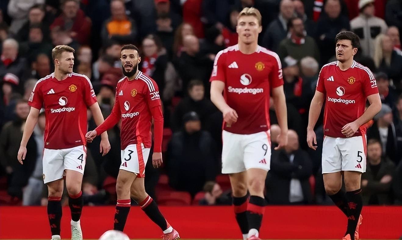 曼联发布年终大合影，眼尖球迷发现谢什科像是被P上去的（曼联晒年终合照，细心球迷称谢什科疑似后期拼接）