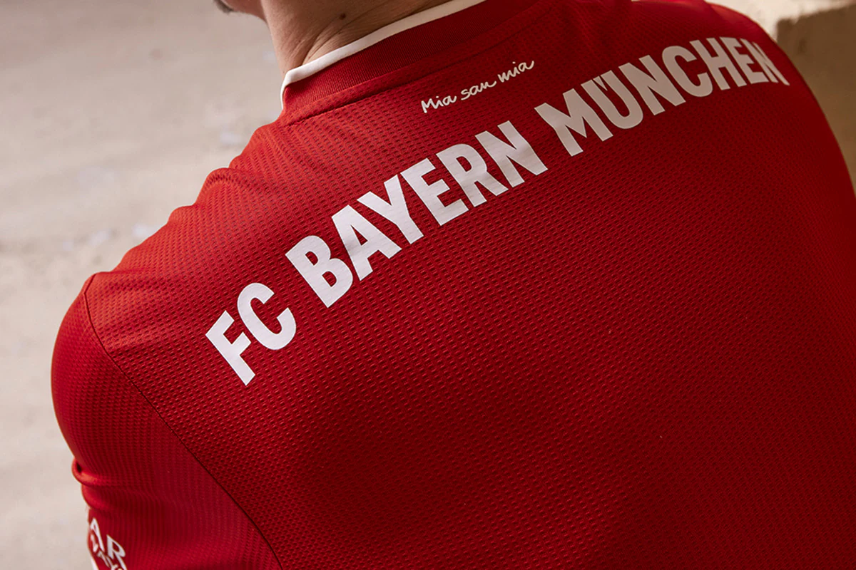 欧冠-拉菲尼亚绝杀莱万双响 巴萨5-4本菲卡（欧冠：拉菲尼亚压哨制胜，莱万梅开二度，巴萨5-4险胜本菲卡）