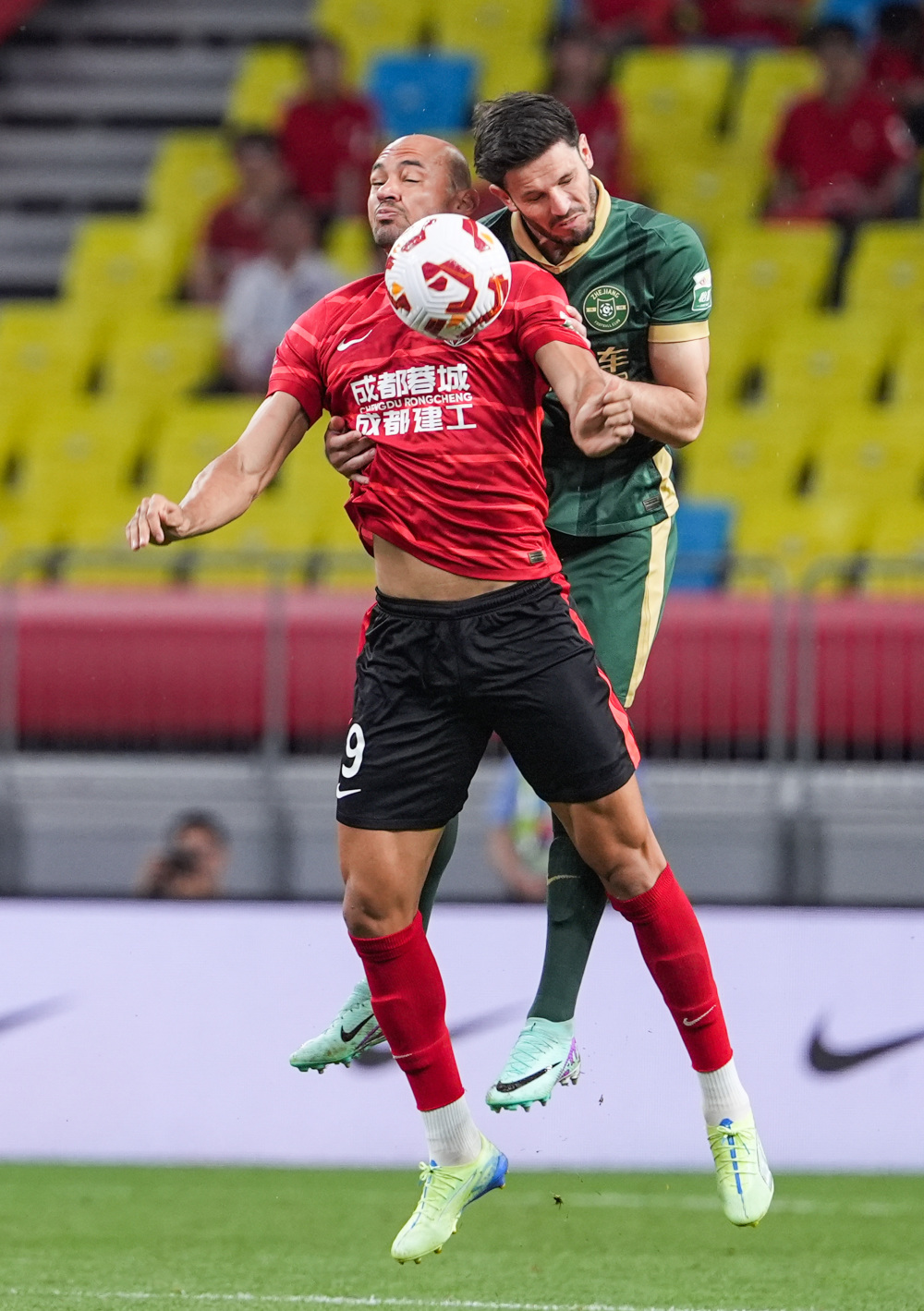 赛前梅州球迷晒多幅Tifo，致敬投资人魏晋平与梅州全体队员