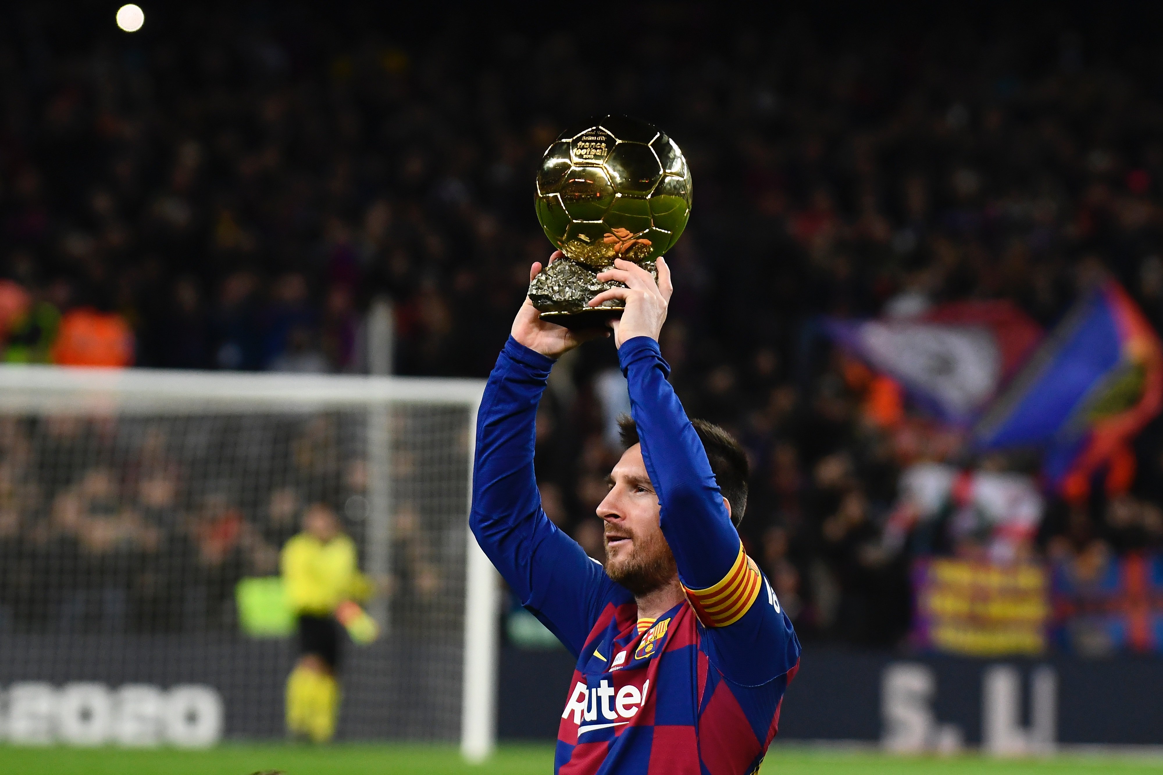 轻伤不下火线！记者：姆巴佩左手无名指骨折，但仍将出战曼城