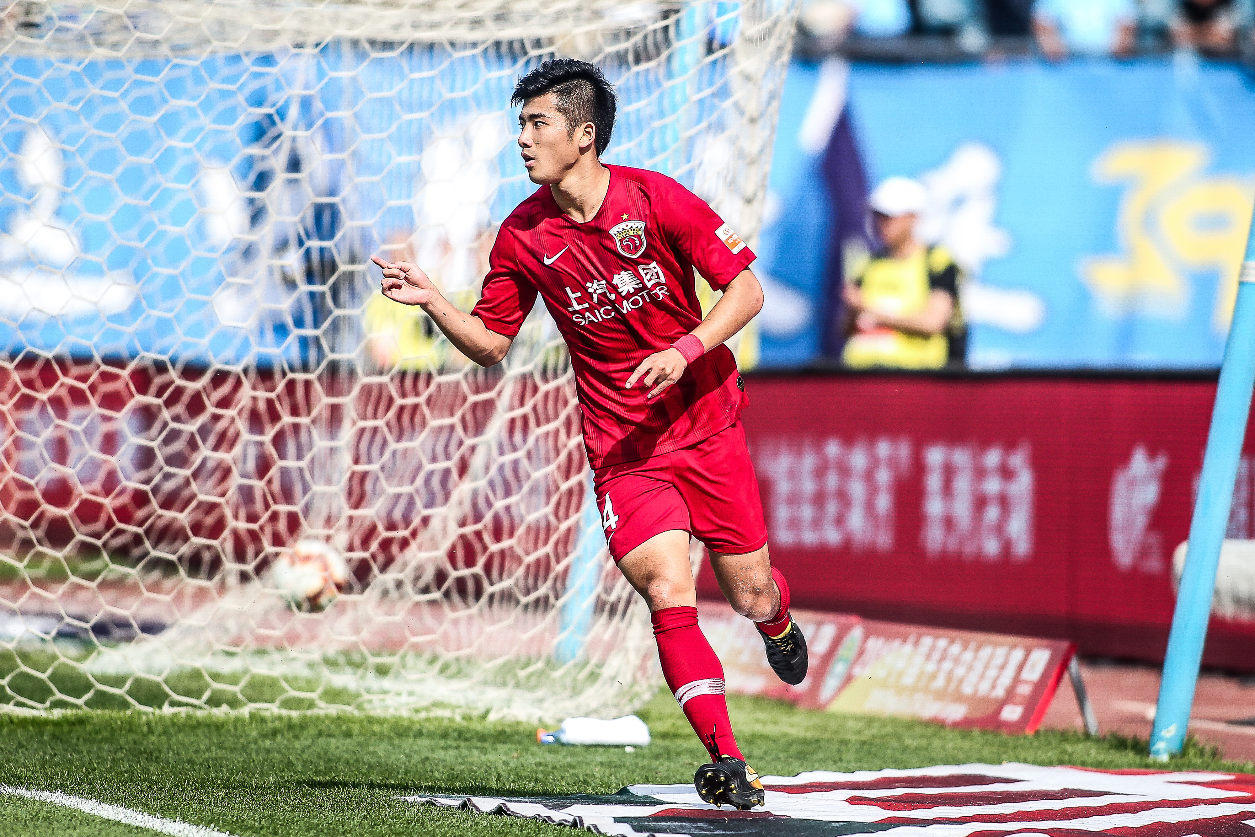 樊振东乒乓球欧冠首秀完胜，之后做出简约版C罗庆祝动作“Siu”（樊振东欧冠乒乓首秀横扫取胜，赛后做出简化版C罗“Siu”庆祝）