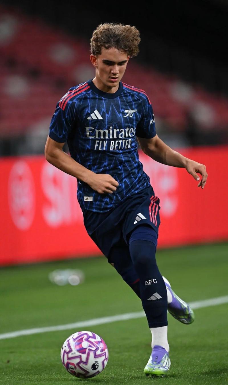 人物志：森林传奇约翰·罗伯逊人生落幕，他被誉为绿茵毕加索（森林传奇约翰·罗伯逊谢幕：足坛“绿茵毕加索”的最后一章）