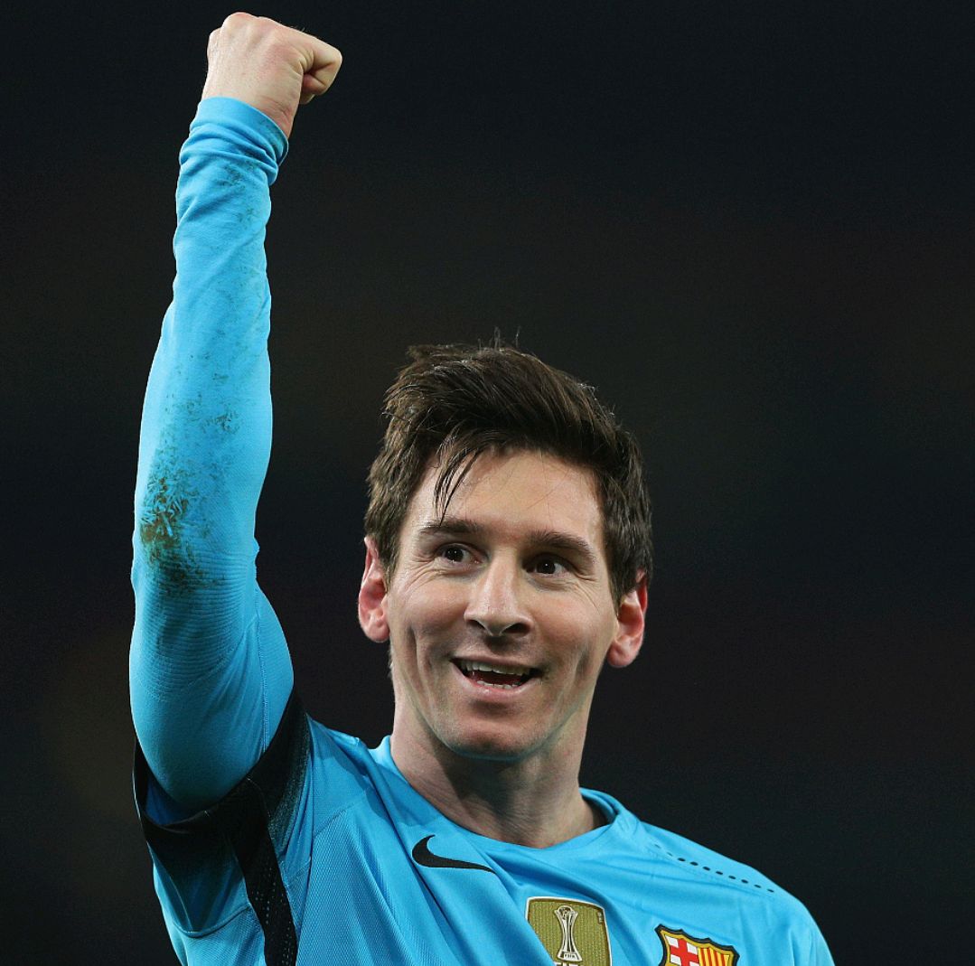 白衣下边是红衣，香港行期间一阿森纳球迷卧底在热刺球迷看台