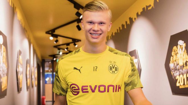 刘伟国：捧起中甲冠军奖杯很激动，明年力争在中超站稳脚跟（刘伟国：中甲夺冠激动不已，明年争在中超立足）